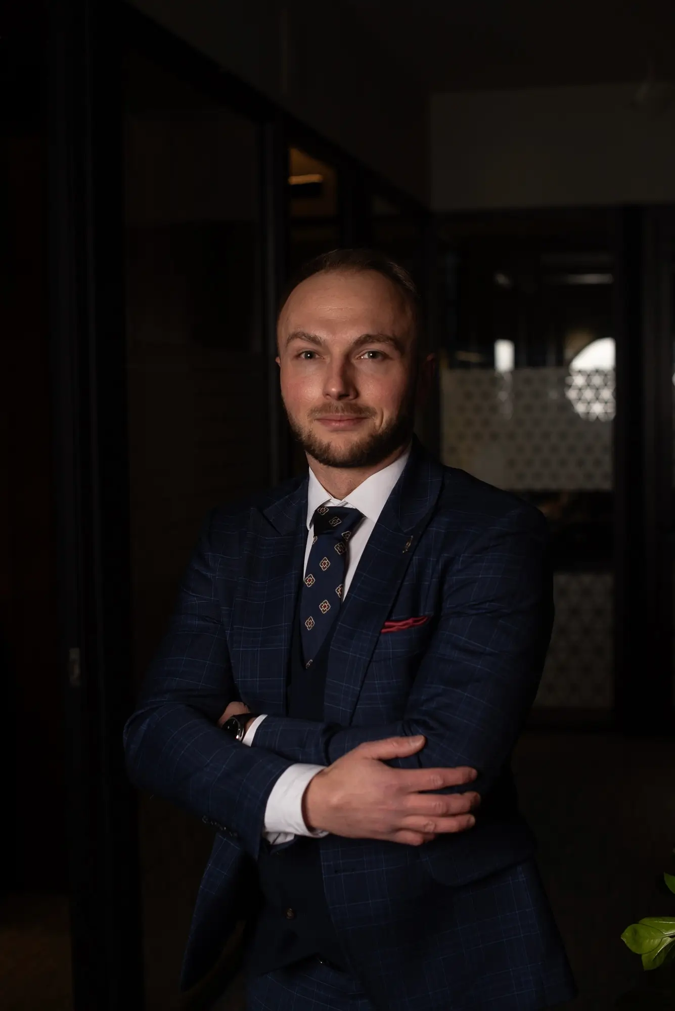 Mecenas Antoni Skoczek w kancelarii — portret w garniturze